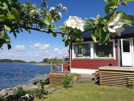 Sommarhus i skärgården på sjötomt med egen brygga
