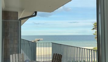 Lyxigt boende med havsutsikt vid fin sandstrand.