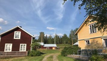 Lantligt hus med fjällutsikt vid stor sjö