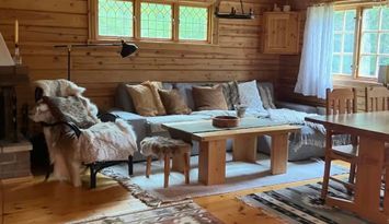 Timrad stuga i skog- och fjällmiljö