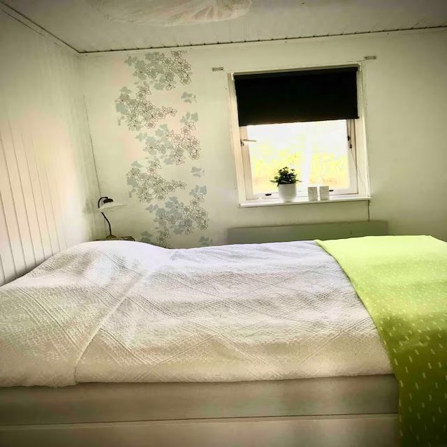 Mysig stuga med sjöutsikt, gästhus och stor altan – bild 11 av 24