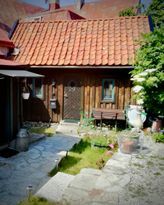 Charmigt gårdshus mitt i Visby innerstad
