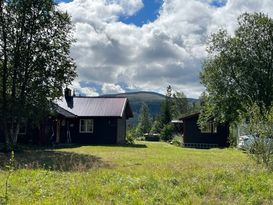 Nice cottage by the mountains and lake