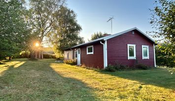 Trivsamt fritidshus nära havet.