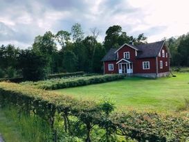 Scenic Cottage in the Småland Forest Peace & quiet