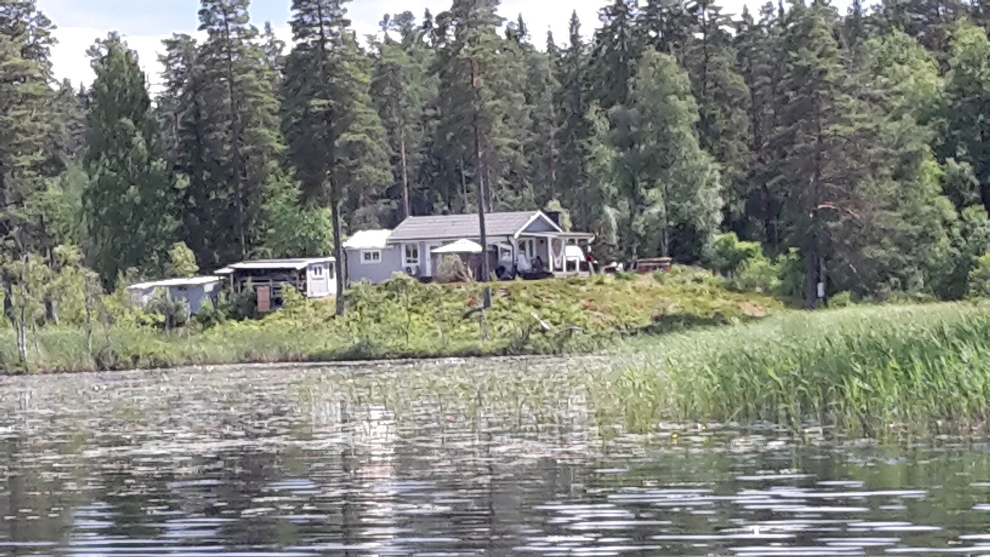 Härlig stuga med sjötomt och ostört läge – bild 8 av 24