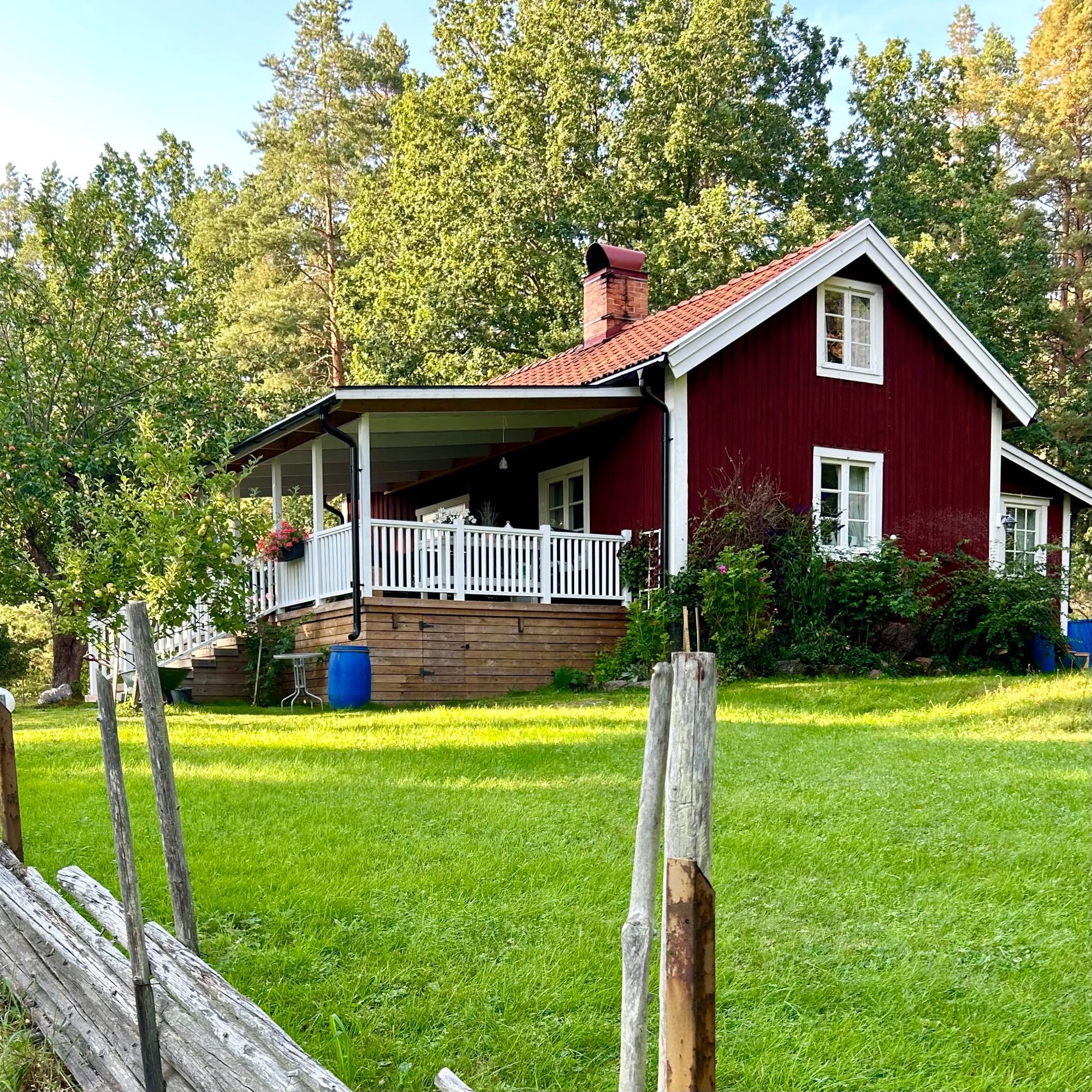 Röd stuga i Småland m egen brygga och roddbåt