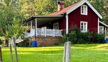 Röd stuga i Småland m egen brygga och roddbåt