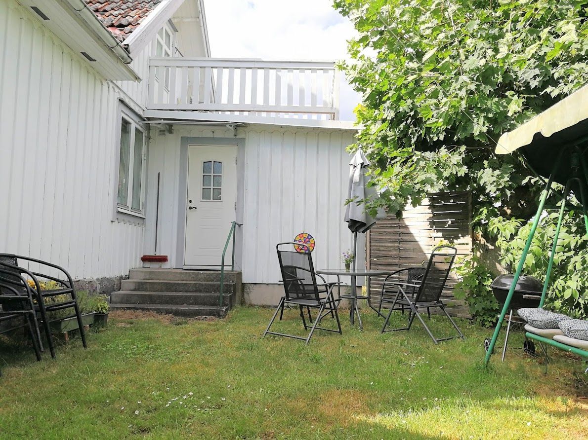 Stuga på en gård nära havet – bild 2 av 11
