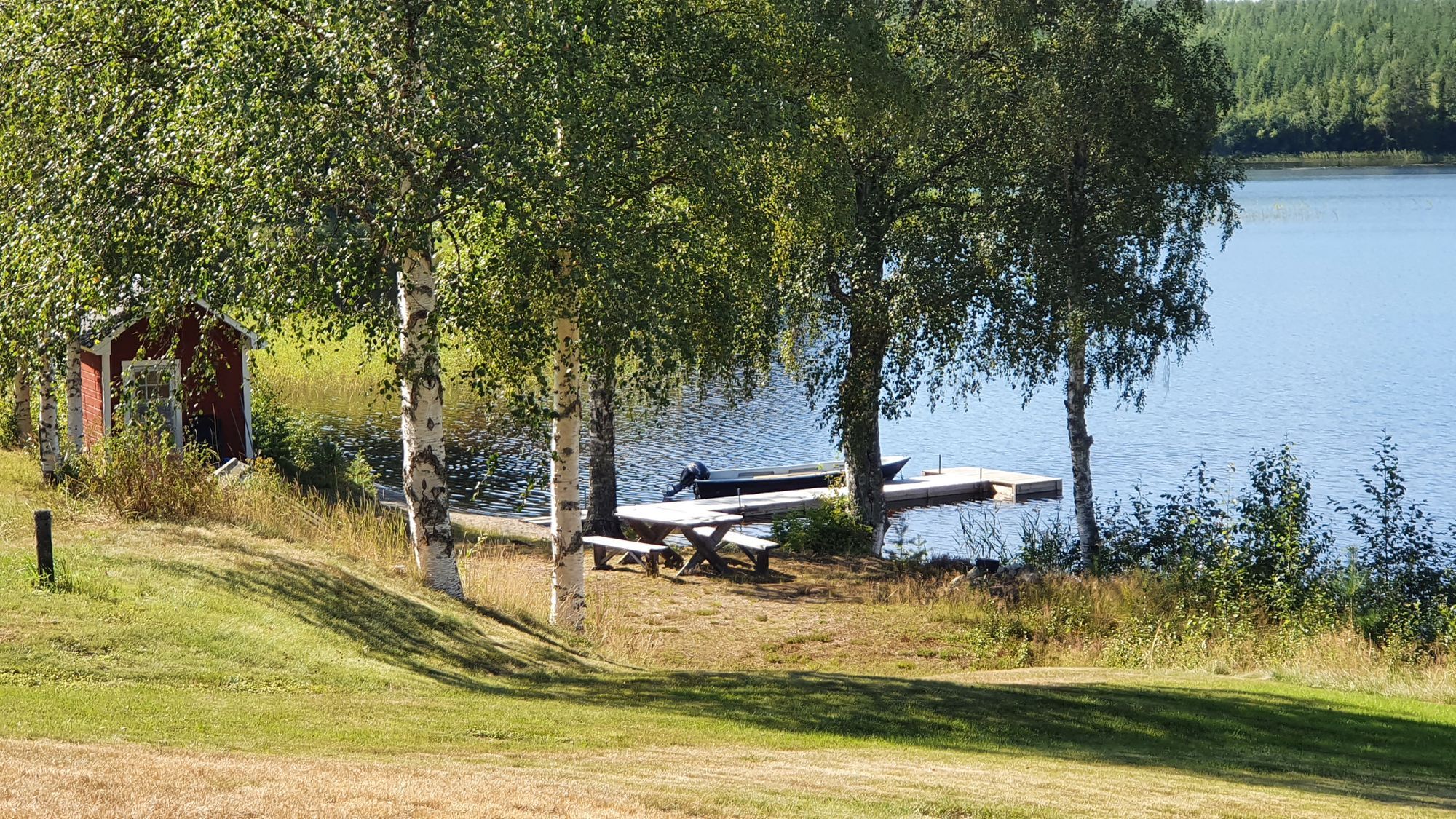 Stuga med sjöutsikt, bad, vandringsleder & fiske i – bild 13 av 16