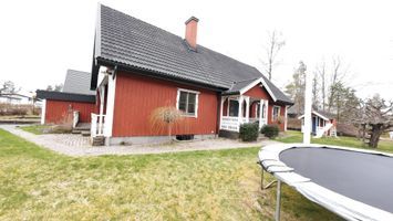 Stor villa med trädgård nära naturservat och sjöar