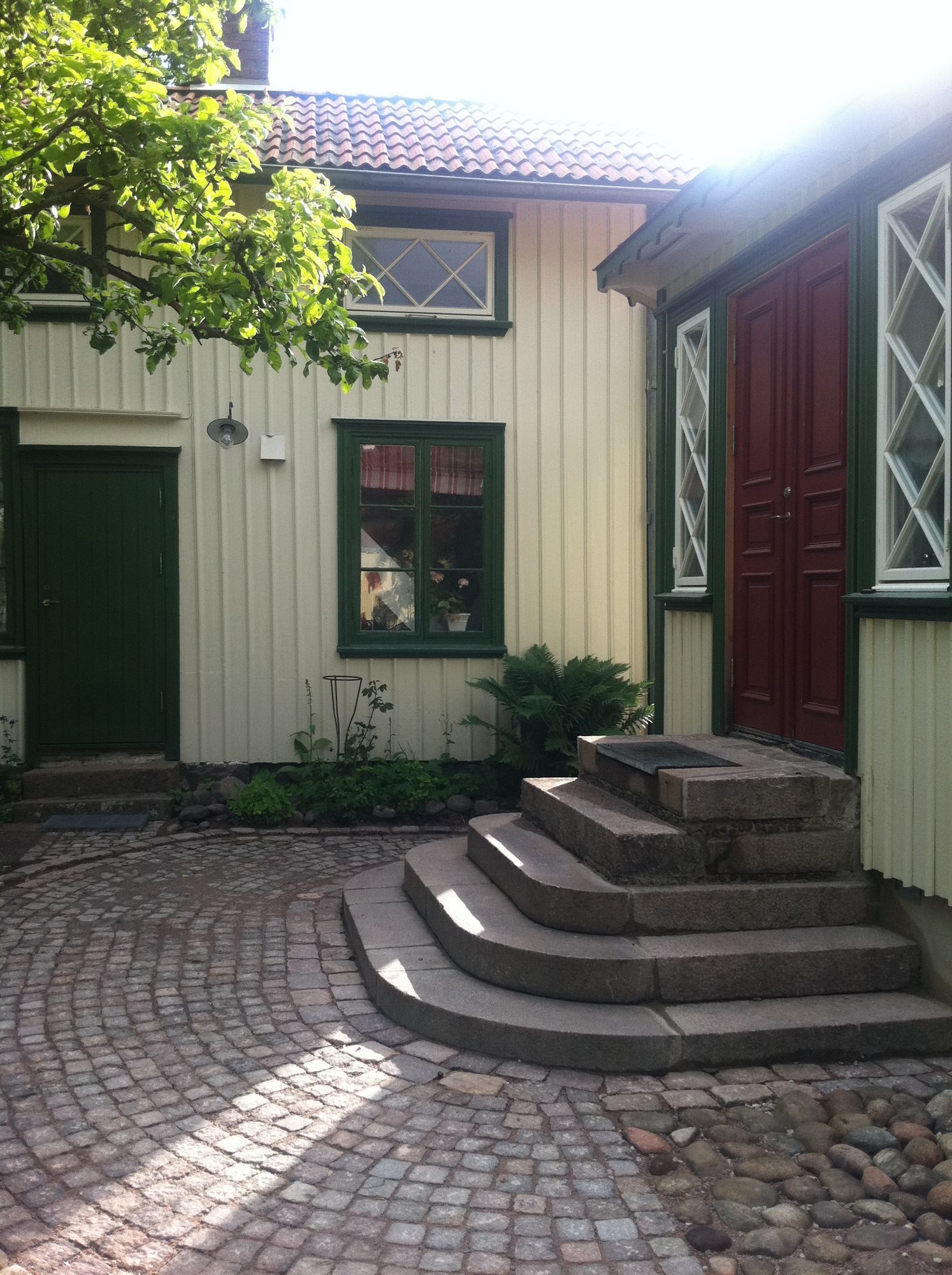 Mysigt gårdshus i centrala Lysekil!