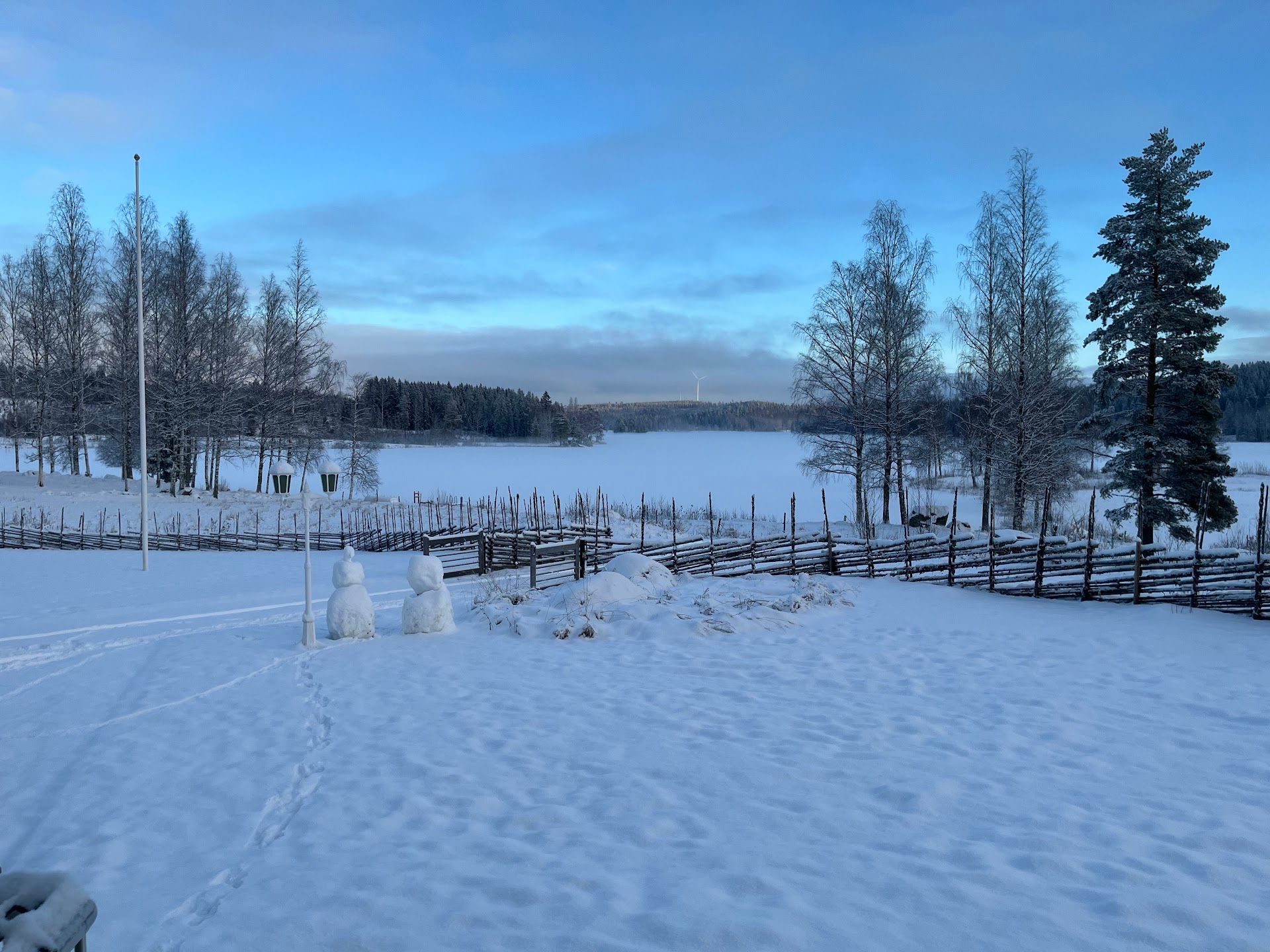 Rofylld sjönära retreat – bild 13 av 16