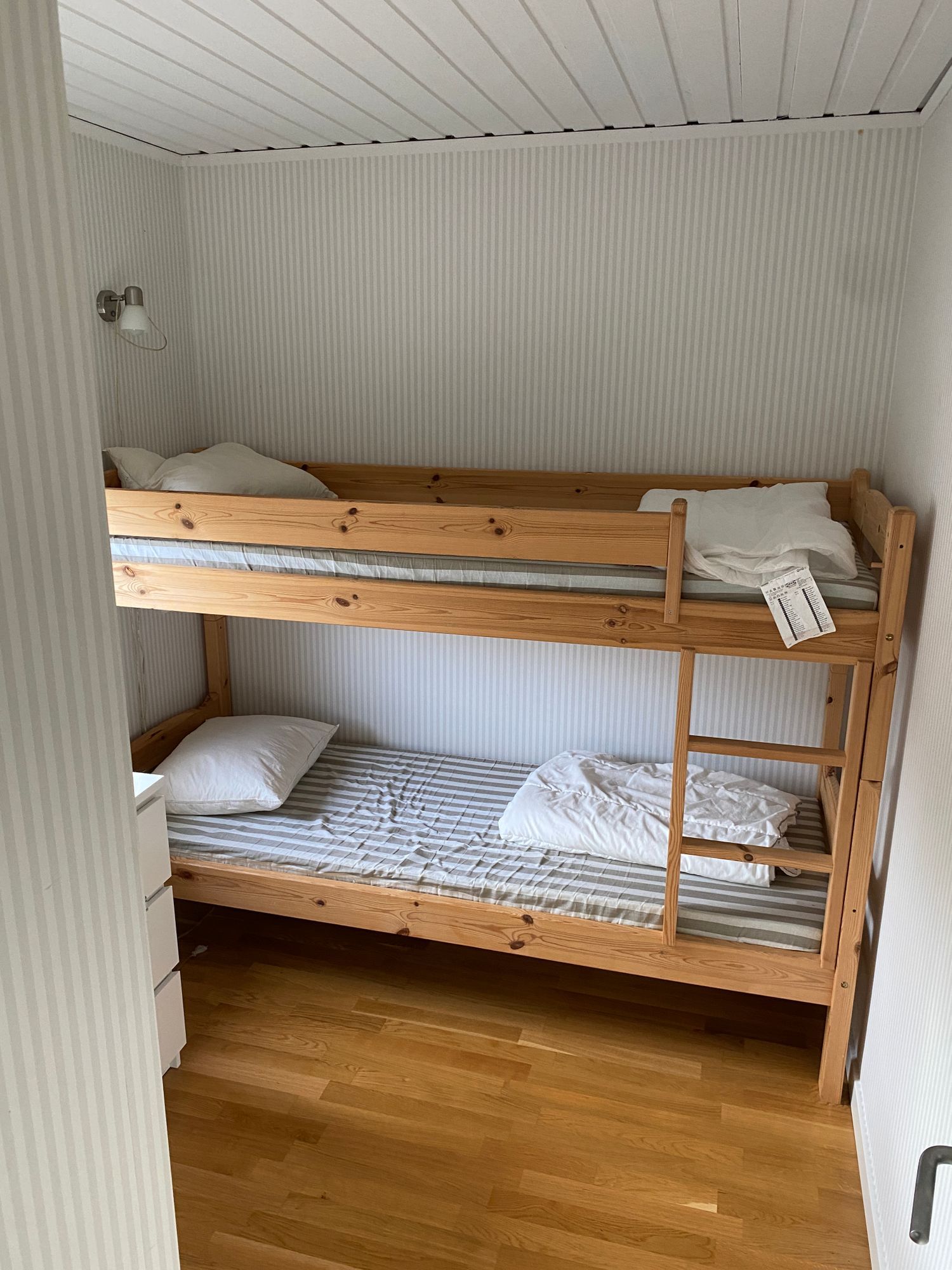 Sjönära stuga med spabad och brygga – bild 12 av 13
