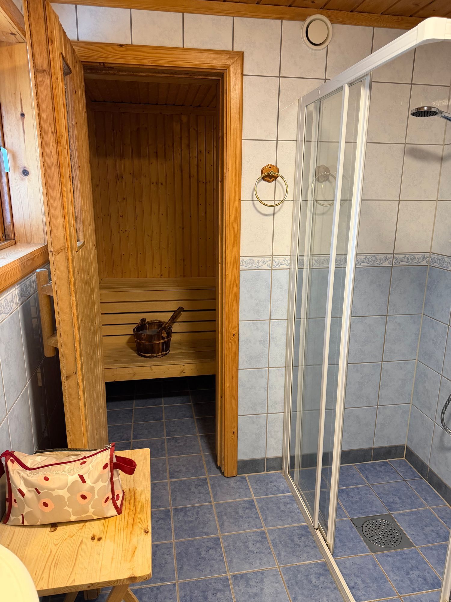 10 bäddar mitt i backen ski in ski out. HUS B – bild 11 av 16