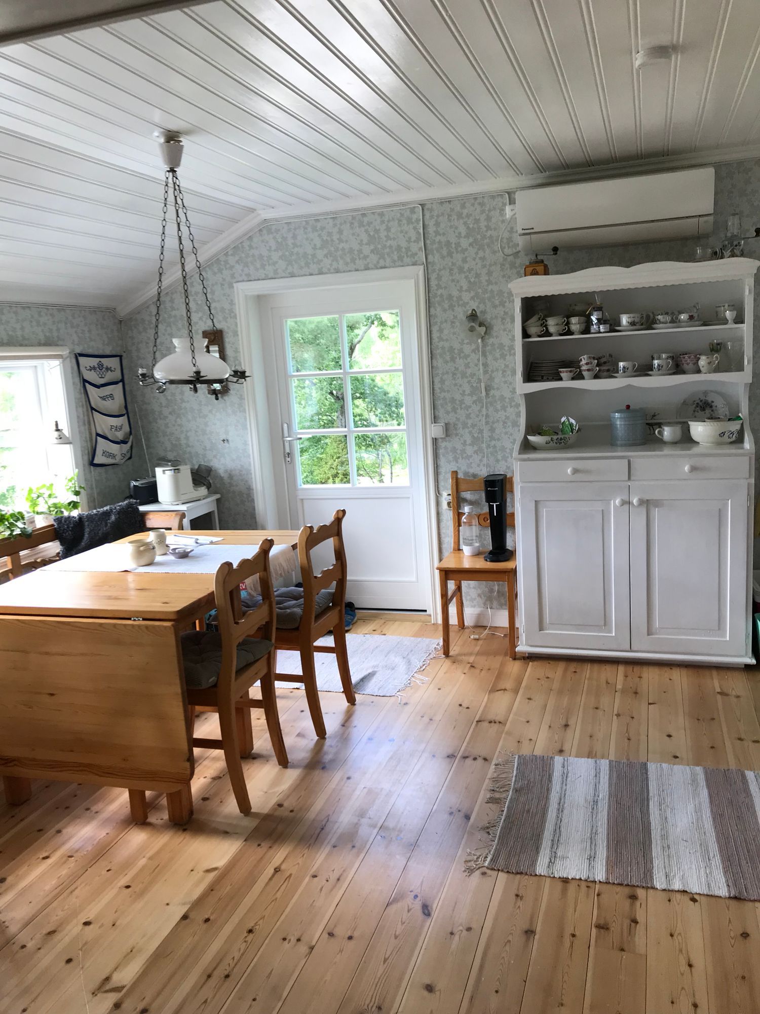 Mysig sommarstuga på Torpön vid sjön Sommen – bild 9 av 18