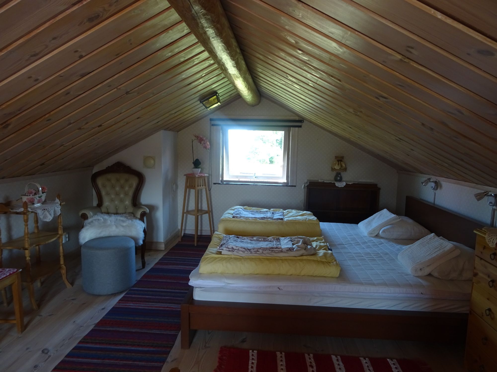Mysig timmerstuga vid Siljans strand – bild 9 av 13