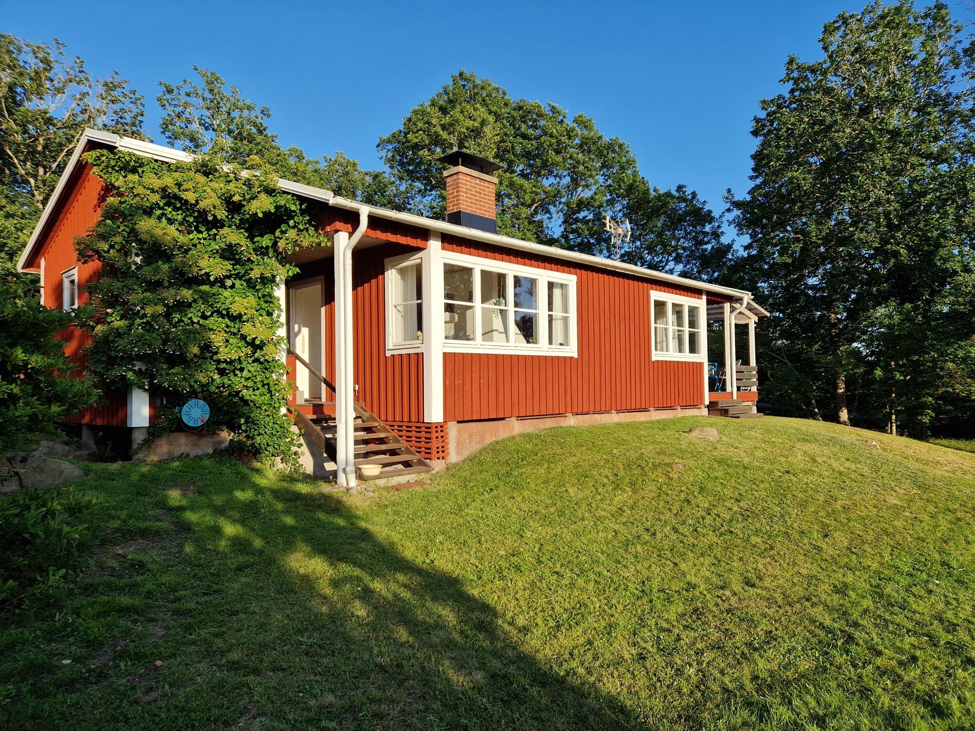 Ljus & mysig sommarstuga, 6 (+2) bäddar