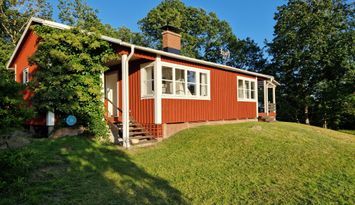 Ljus & mysig sommarstuga, 6 (+2) bäddar