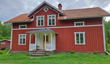 Hus i skogsglänta i Tiveden