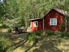 Gemütliche Hütte im Wald vor Häradsbäck