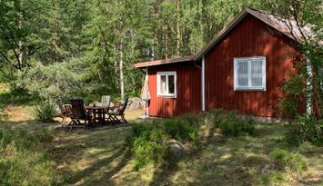 Mysig stuga på skogstomt utanför Häradsbäck