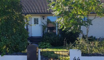 Gästlägenhet i villa m egen trädgård