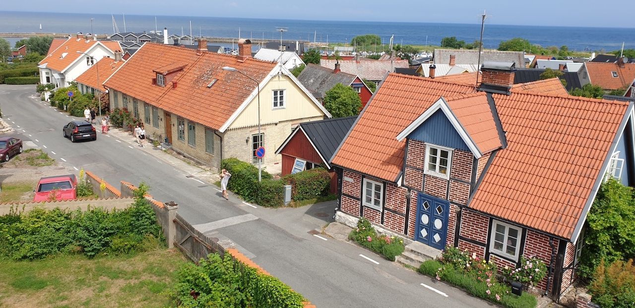Gathus med havsutsikt centralt i Kivik – bild 1 av 21