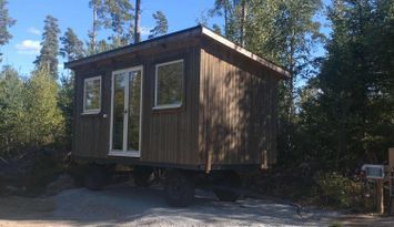 Friggebod med bastu och egen brygga vid sjö