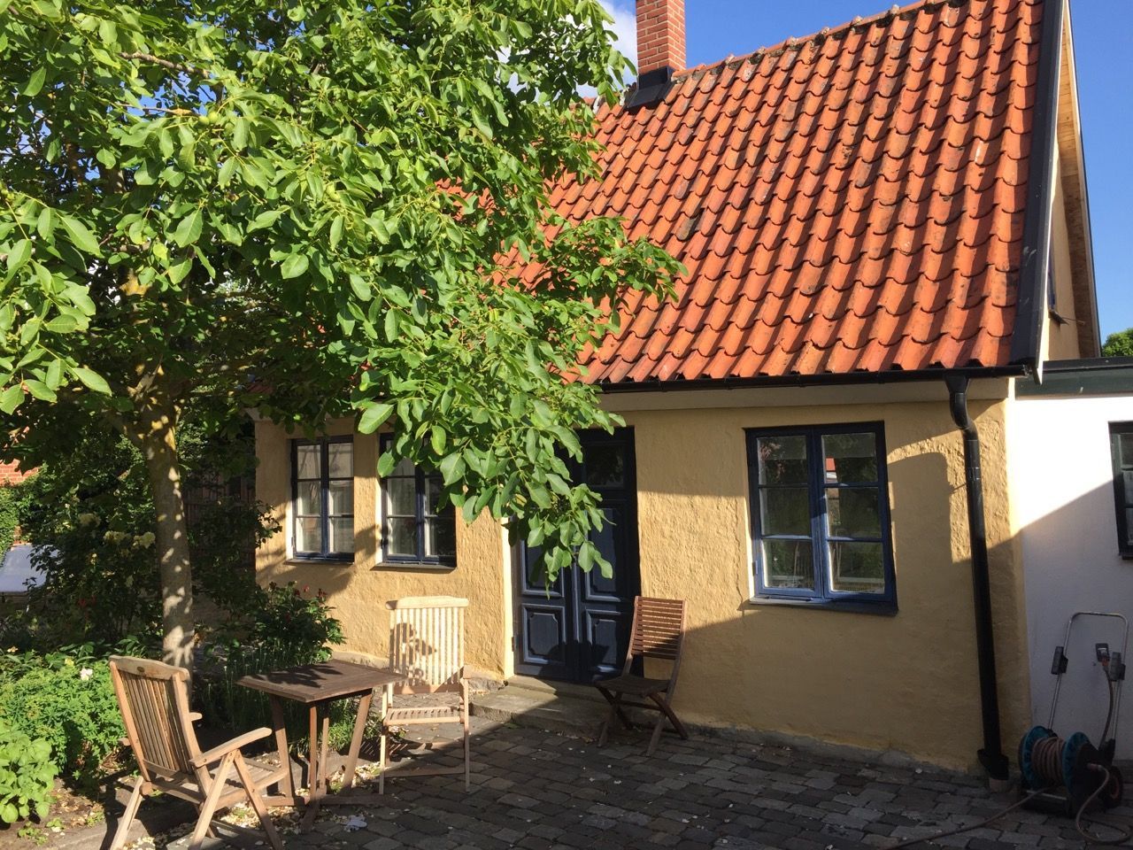 Charmig stuga i Simrishamns gamla stad på Österlen