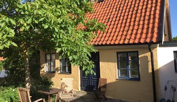 Charmig stuga i Simrishamns gamla stad på Österlen