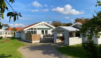 Luftig minivilla och smart planerad attefallare