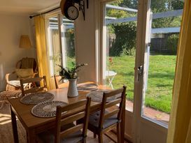Ljust nyrenoverat gästhus i Villa Carel's trädgård