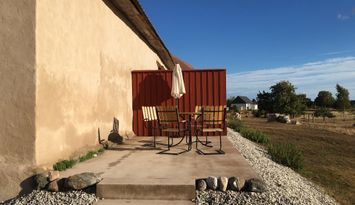 Fårö kalkstenshus i gårdsmiljö