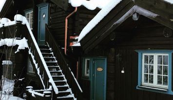 Timmerstuga nära längdspår och backar