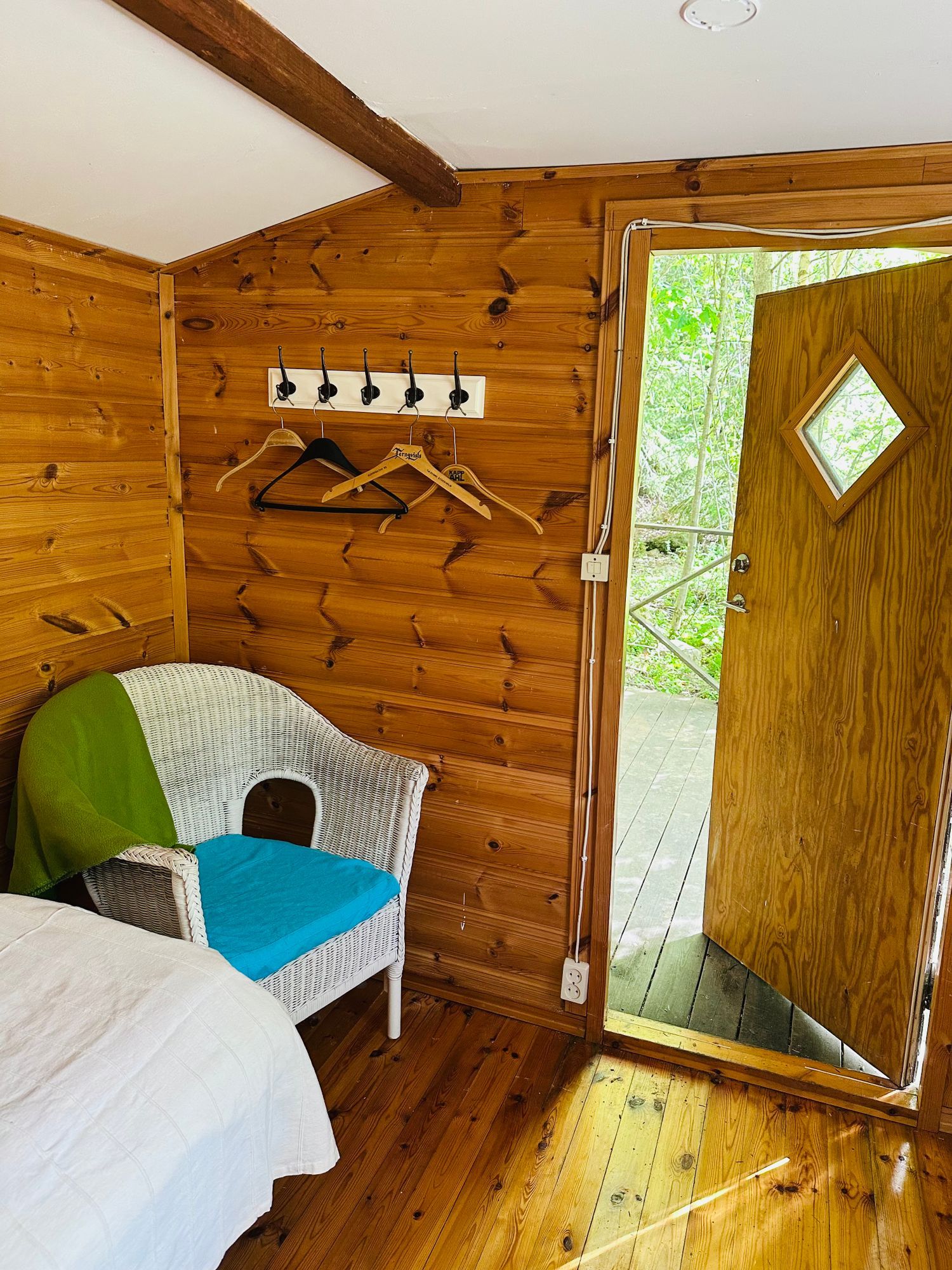 CHARMIGT SKÄRGÅRDSHUS MED GLASVERANDA & BASTU! – bild 15 av 20