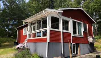 Mälarnära stuga med sjöutsikt