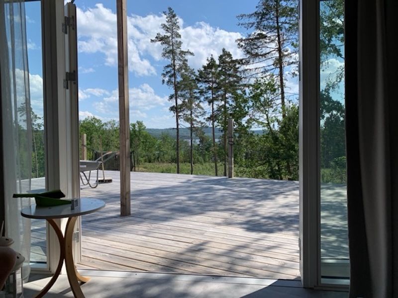 Mysig stuga med sjöutsikt, gästhus och stor altan – bild 19 av 24
