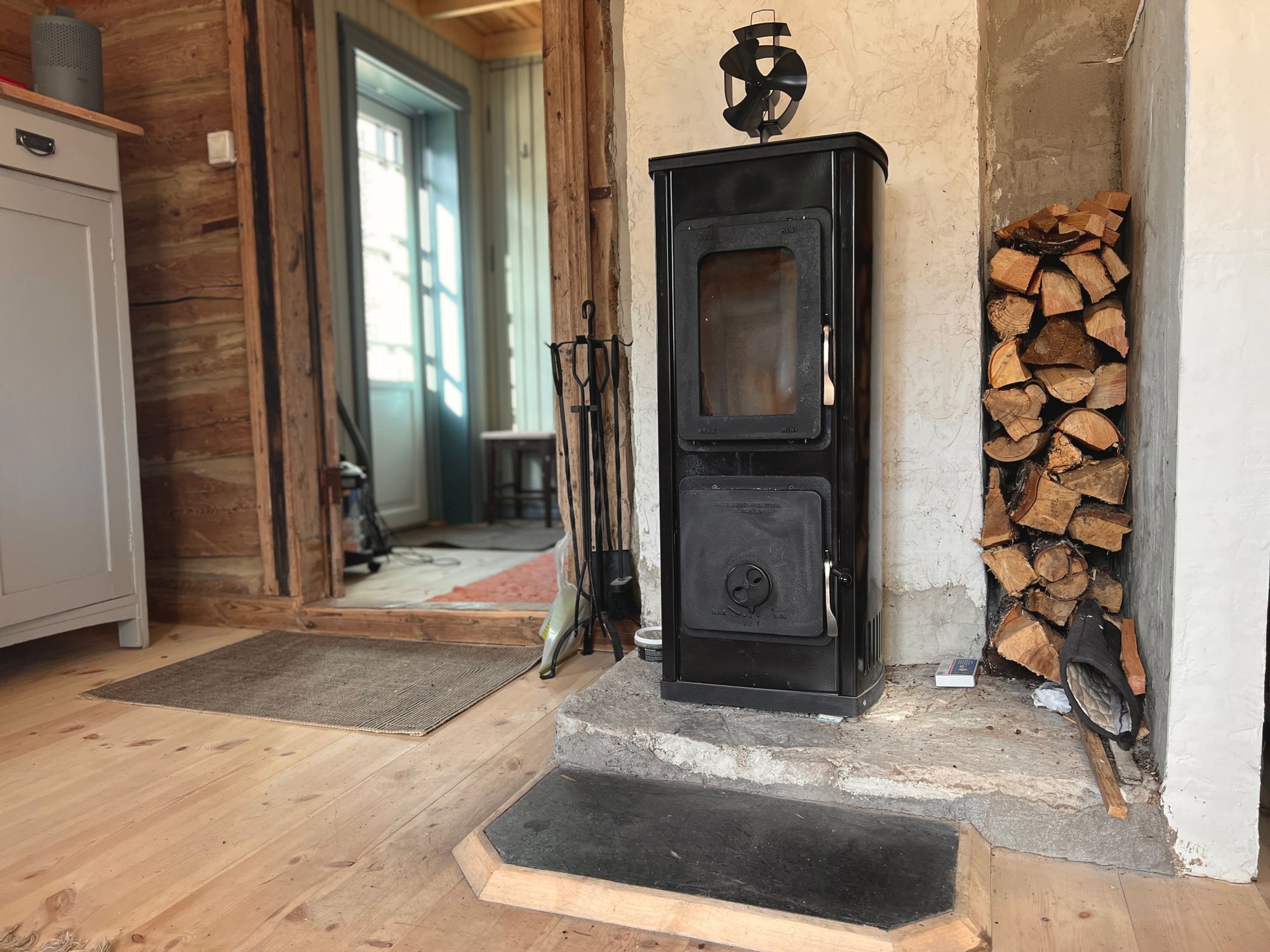 Mysig timmerstuga med kamin i södra Värmland – bild 10 av 24