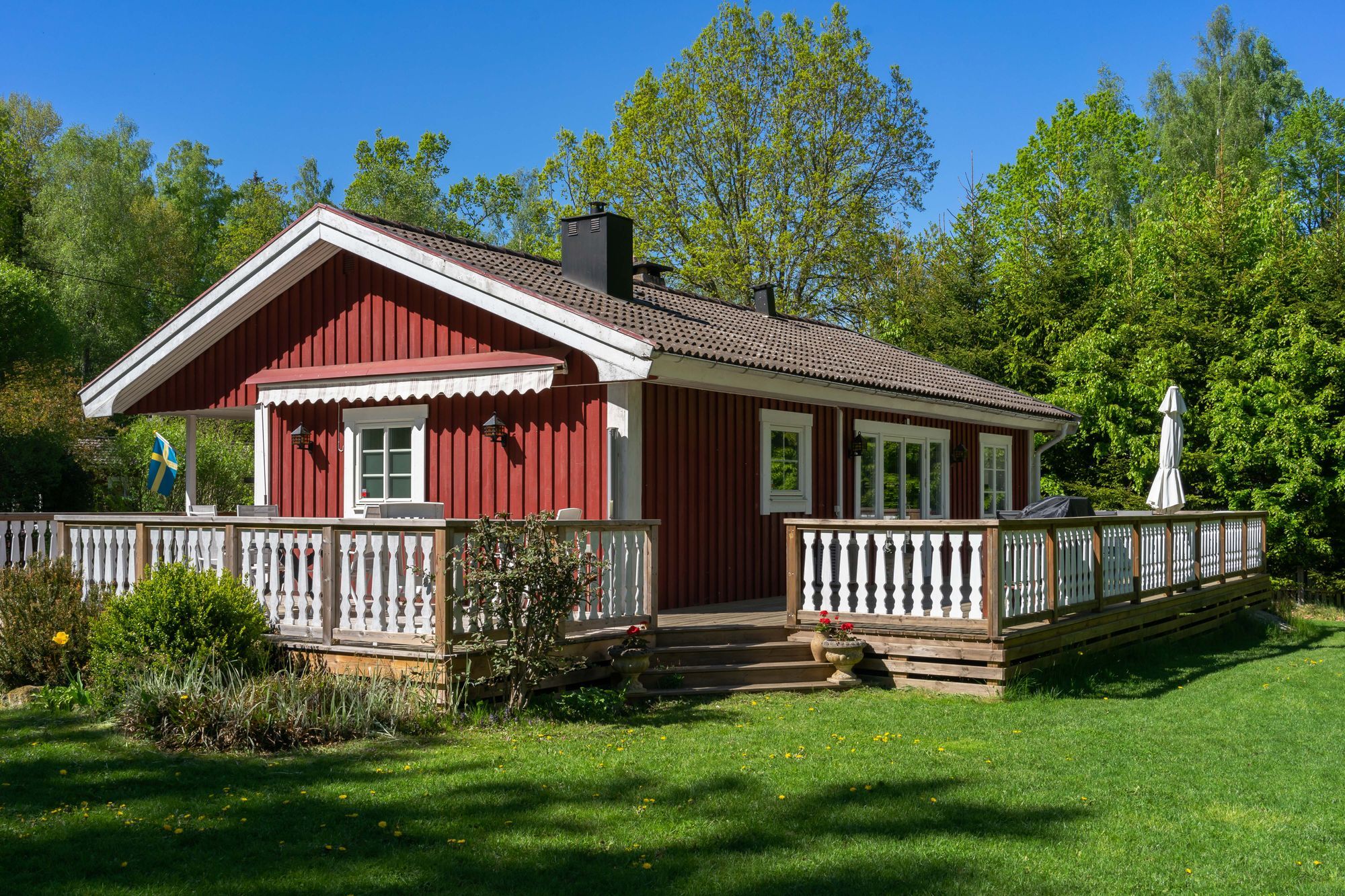 Sommarstuga med motorbåt vid sjön Åsnen