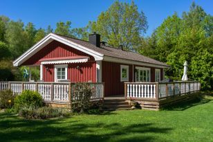 Summer house with motorboat near lake Åsnen