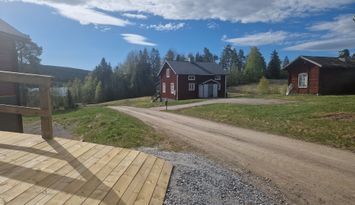 Hyr hus på en liten hästgård.