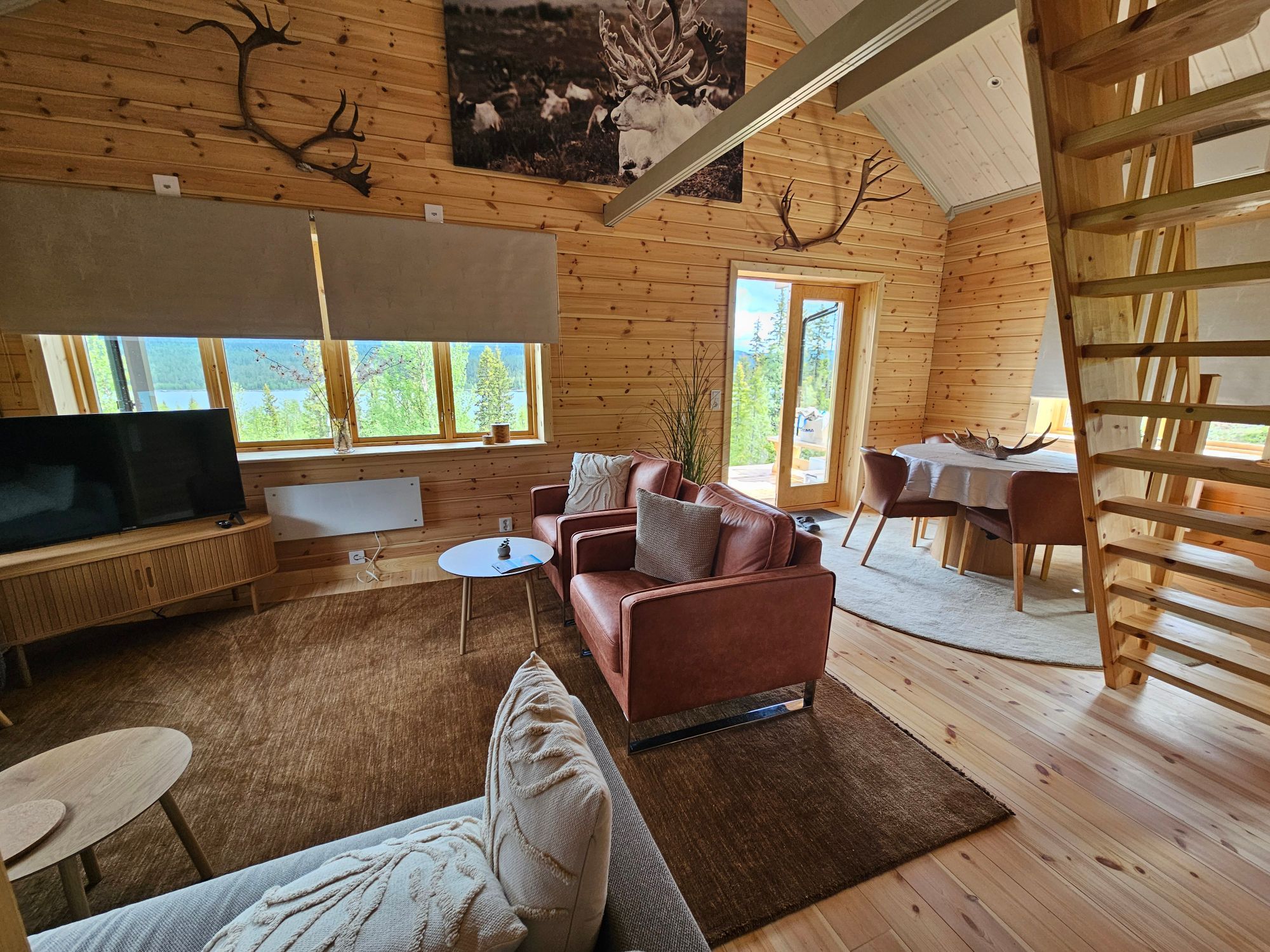Jukta Lodge. Nybyggd timrat stuga i Juktådalen – bild 2 av 20