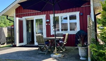 Modern stuga för två, i lugn miljö.