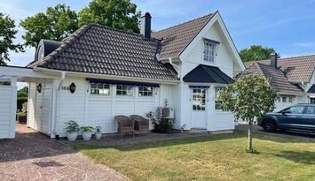 Hus med laddbox för elbil i Ekerums Golfby.