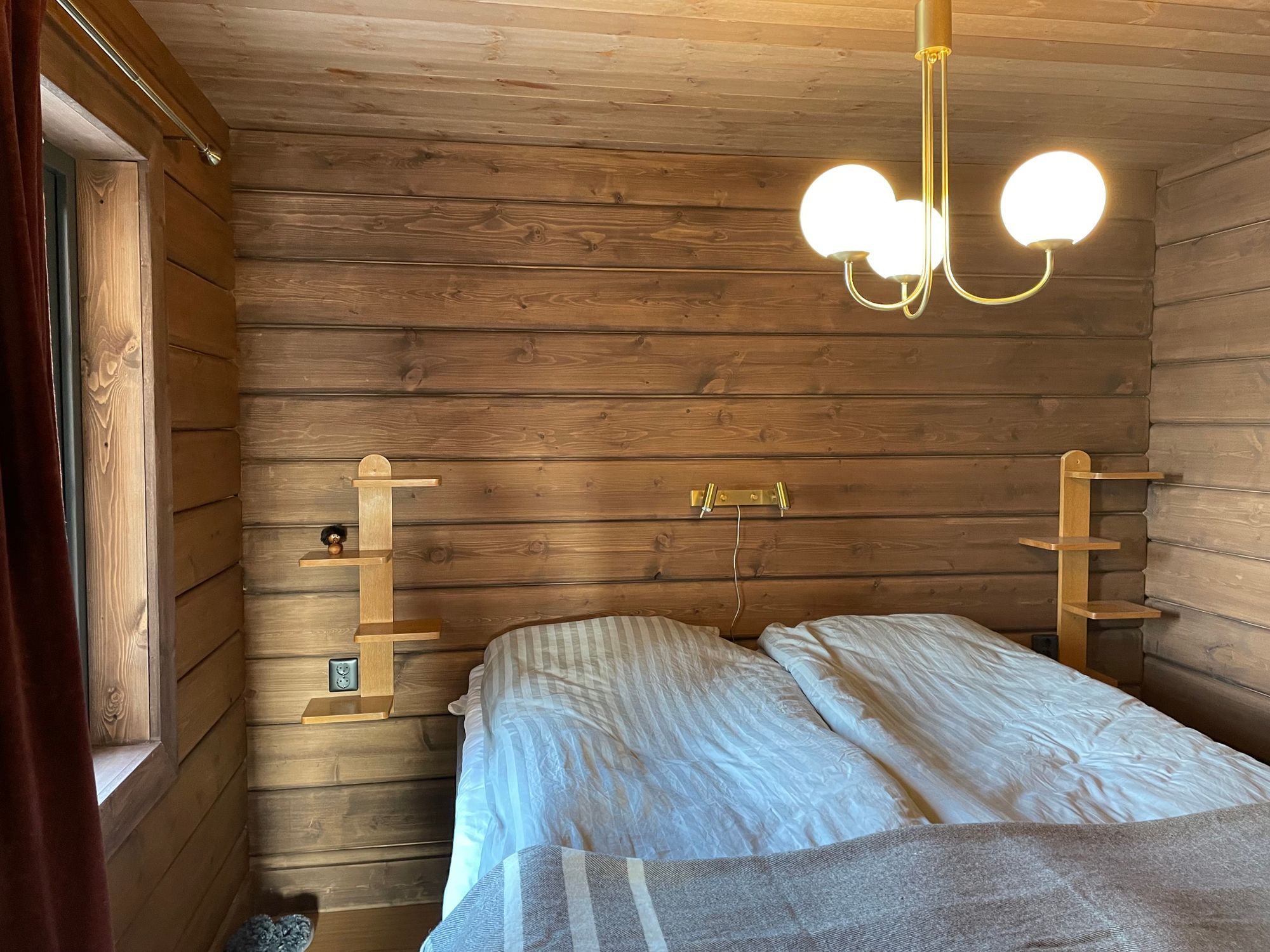 Klassisk modern fjällstuga som andas rymd – bild 16 av 24