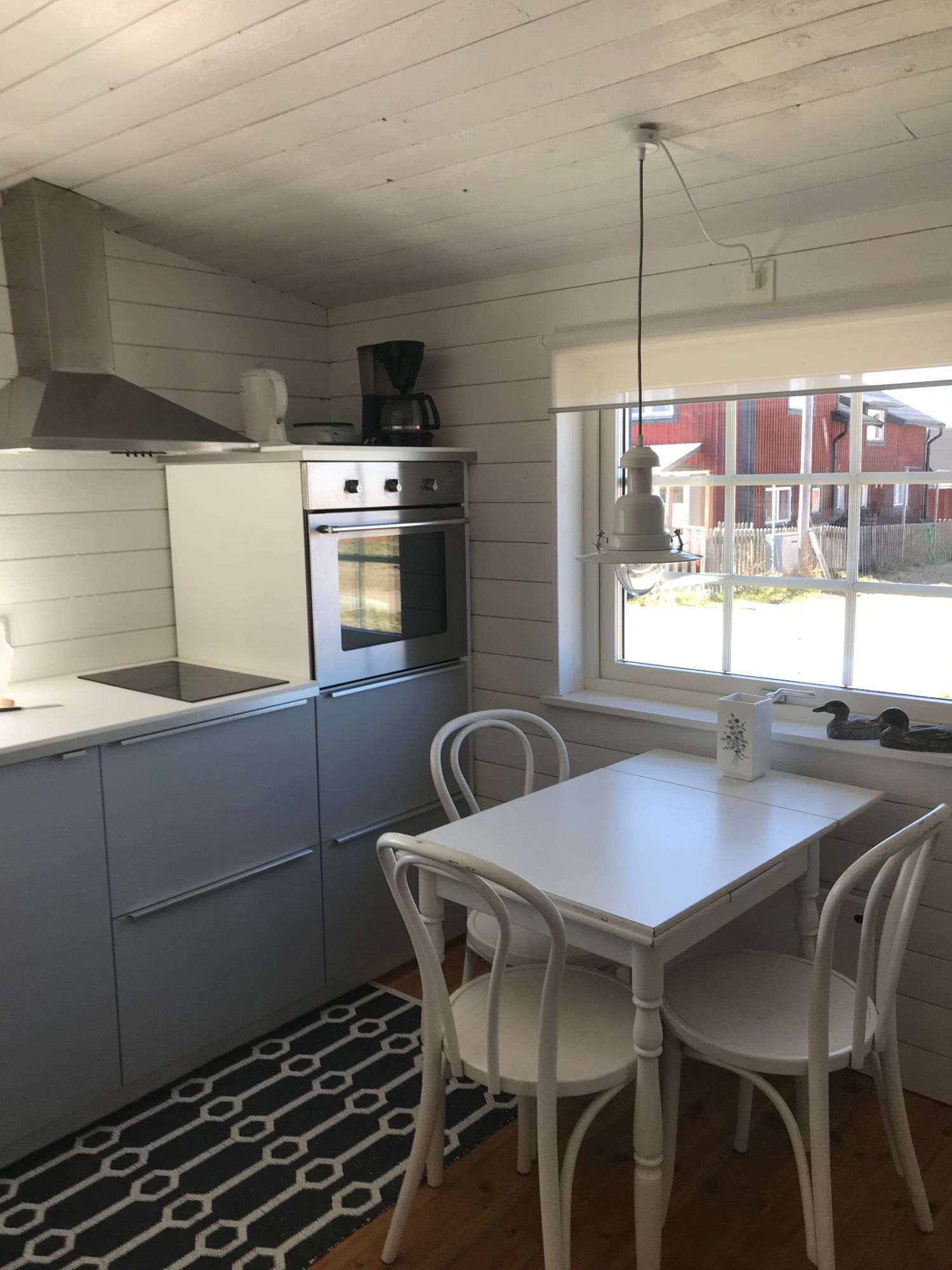Sjönära stuga med sjöutsikt – bild 3 av 7