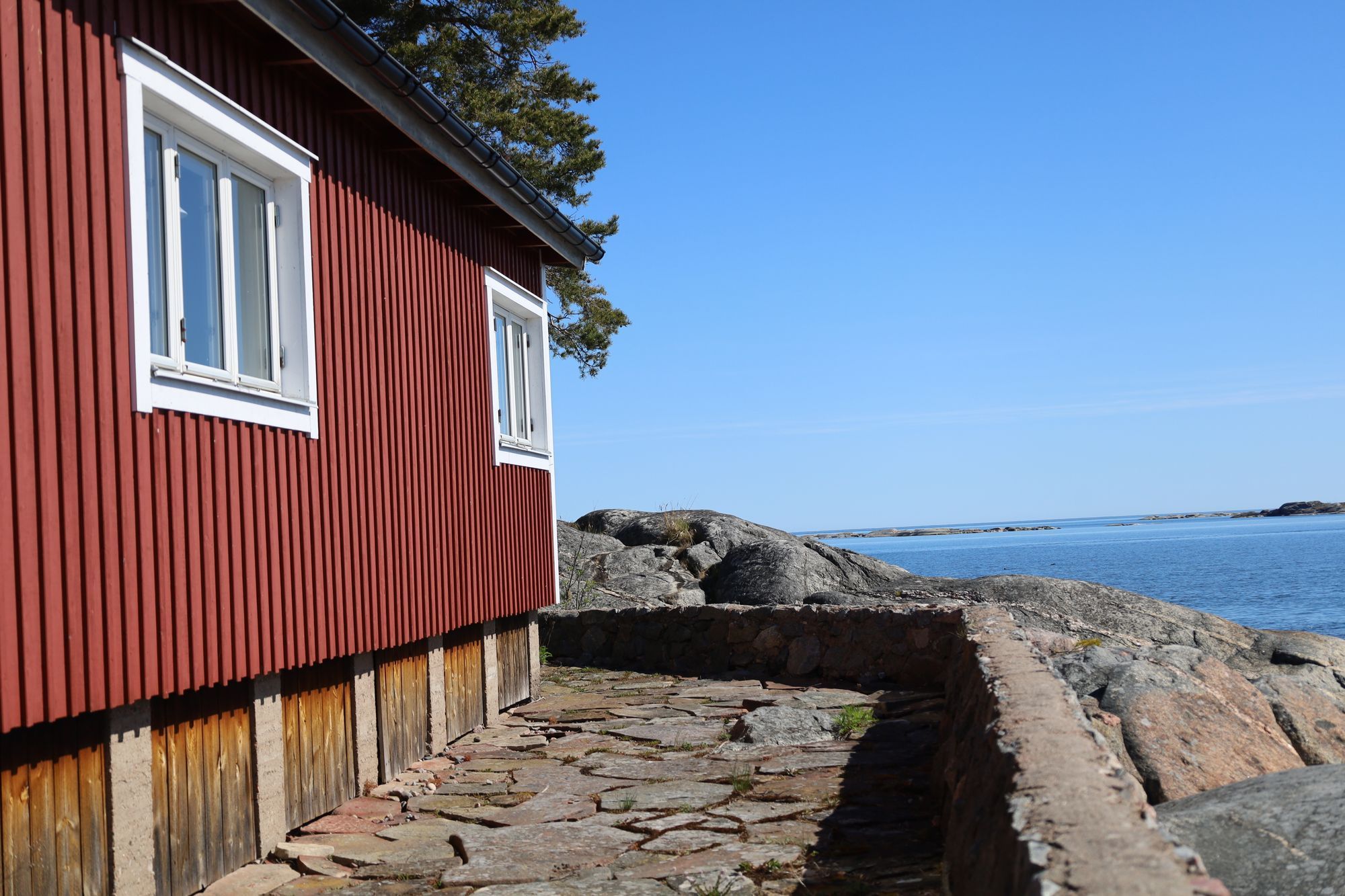 Mysig stuga med skärgårdens bästa utsikt – bild 3 av 17