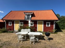 Pittoresk stuga i  charmiga Karlevi -stor trädgård