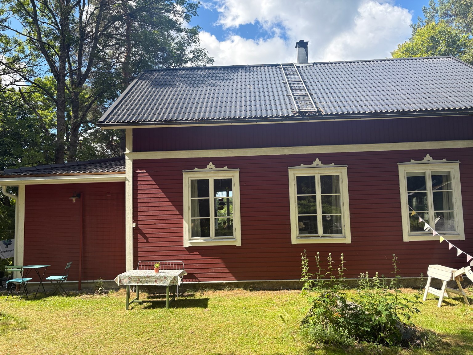 Ombyggt kapell – skogstomt med egen bastu